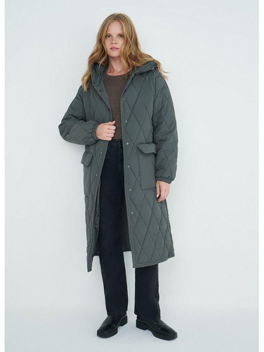 Стеганое длинное пальто с капюшоном и поясом