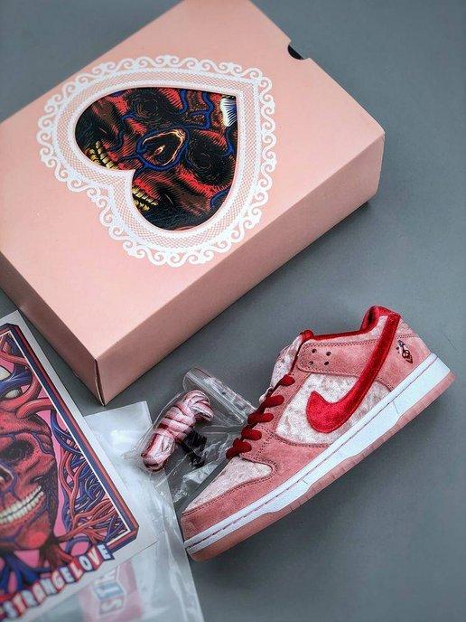 Кроссовки Sb Dunk Low Strange Love