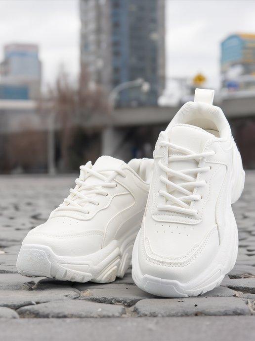 Белые спортивные кроссовки на платформе