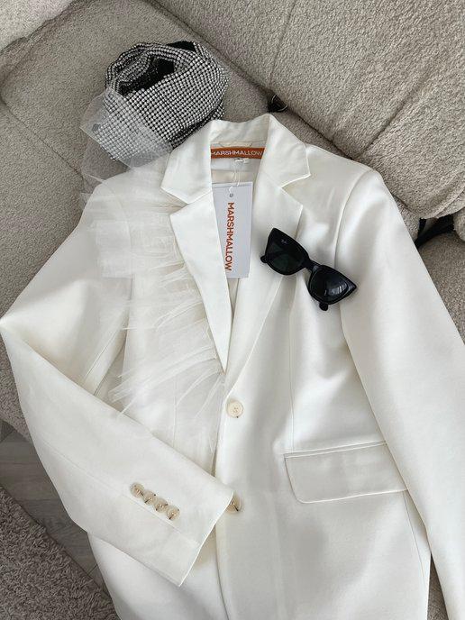 Белый пиджак с воланом