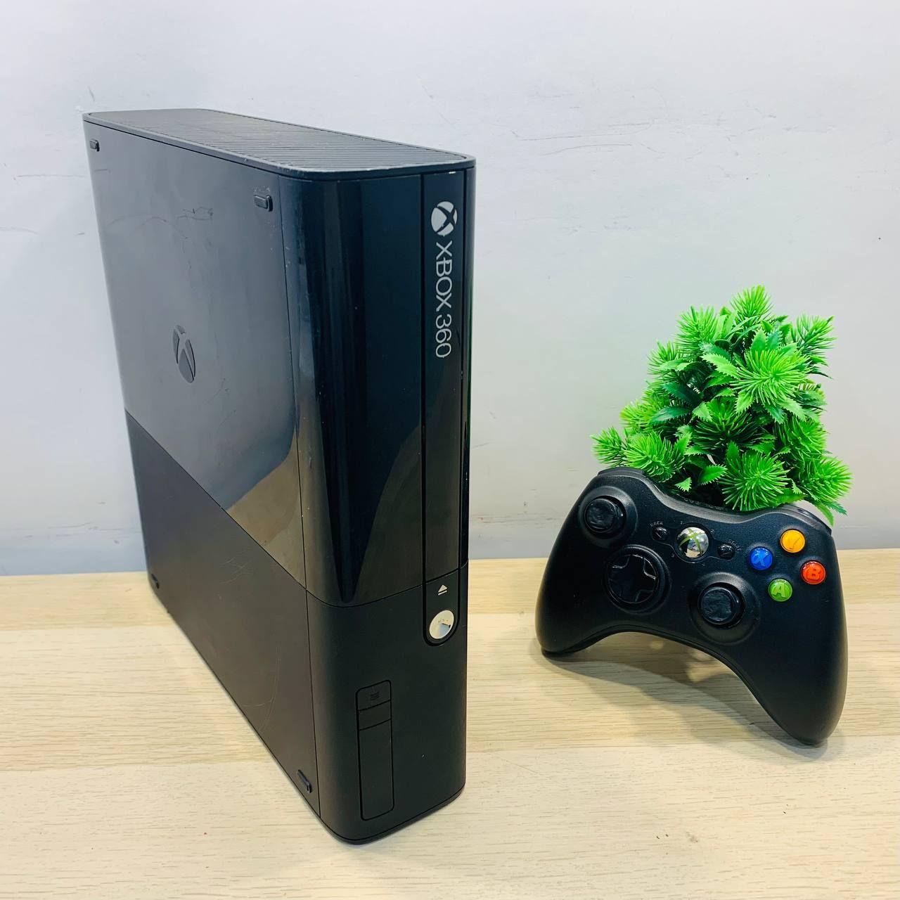 Игровая консоль Xbox 360E. 1 Беспроводной геймпад , переносной HDD на 120 GB , 10 игры на аккаунте. Товар уцененный